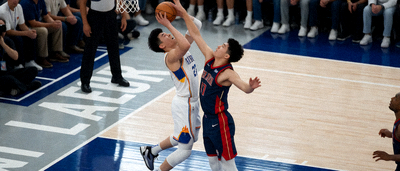 NBA篮球比赛激烈对抗，球员争抢篮板球